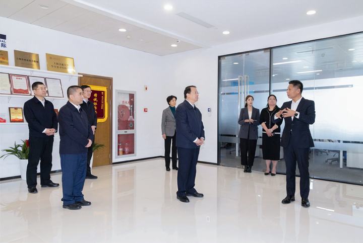 上海市长龚正一行察看AI知名人力资源服务公司维多利亚老品牌VIC国际的AI赋能人力资源数据动态分析平台
